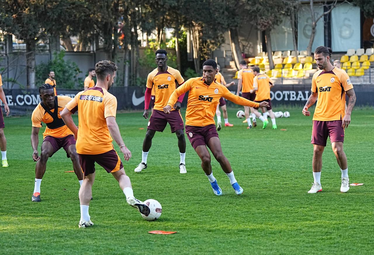 Galatasaray'da Alanyaspor mesaisi devam etti