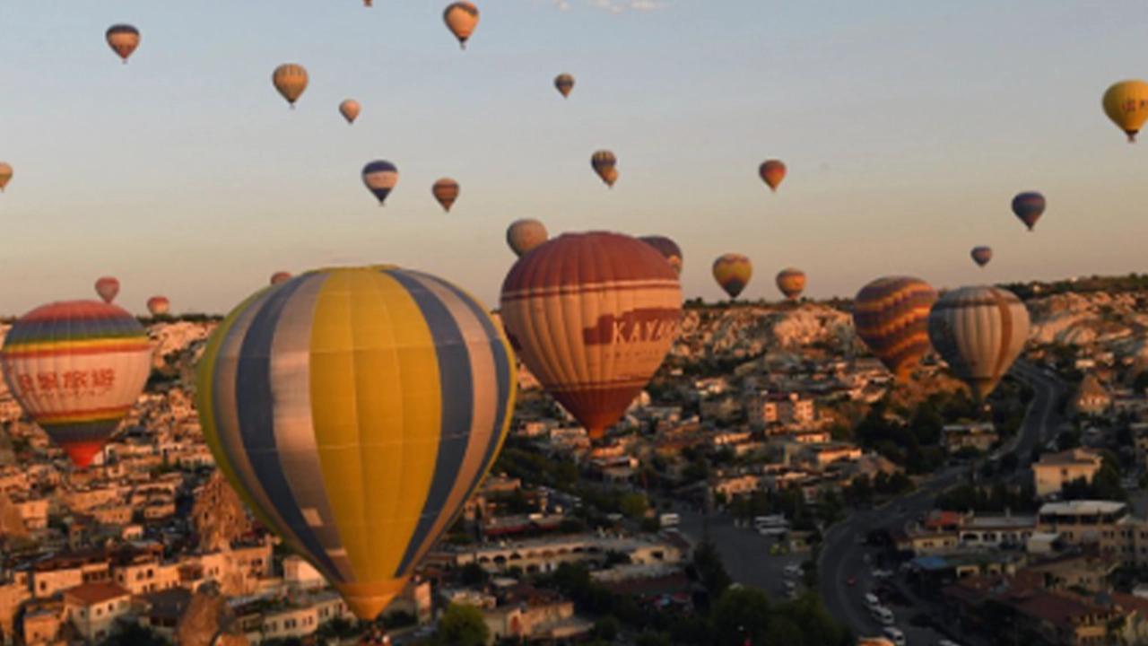 Kapadokya'da balon turlarına rüzgar engeli: Ertelendi