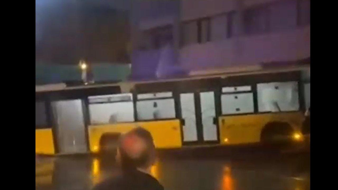 Binaya çarpan otobüs yandı! Vatandaş balkondan hortumla söndürmeye kalktı!