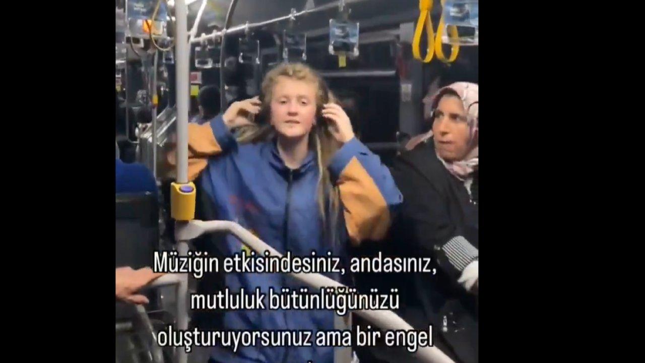 Metrobüste ilginç figürler sergileyen genç kız olay yarattı!