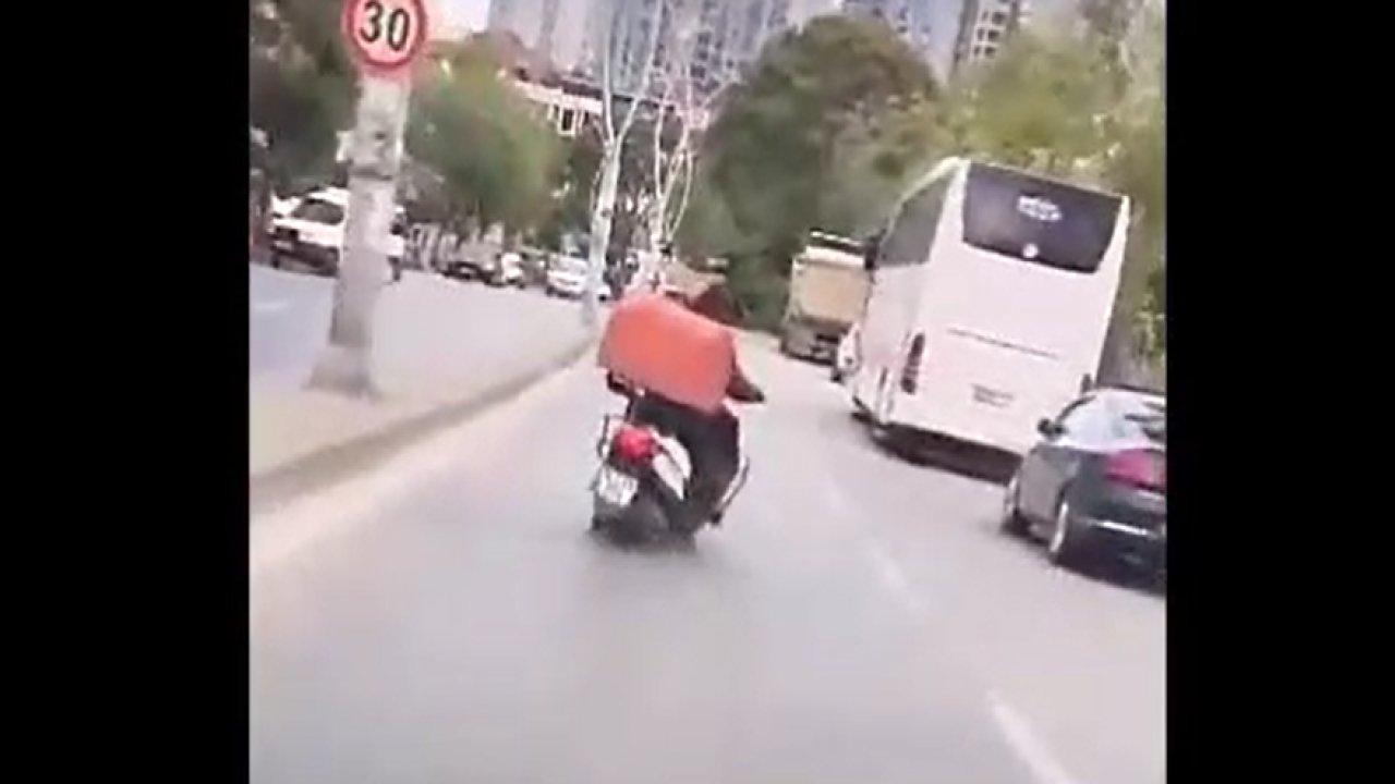 Seyir halinde ilginç hareketler yapan motorcu trafiği tehlikeye düşürdü!