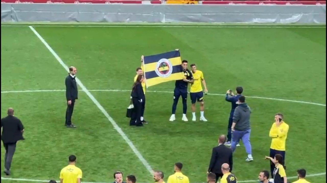 Fenerbahçeli futbolcular ezeli rakibinin sahasında bayrak açtı