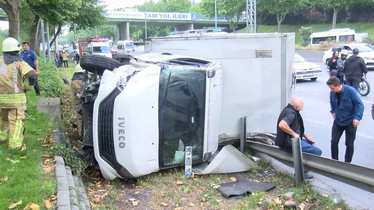 Bağcılar'da feci kaza! Kamyonet işçi servisine çarptı:  5 yaralı