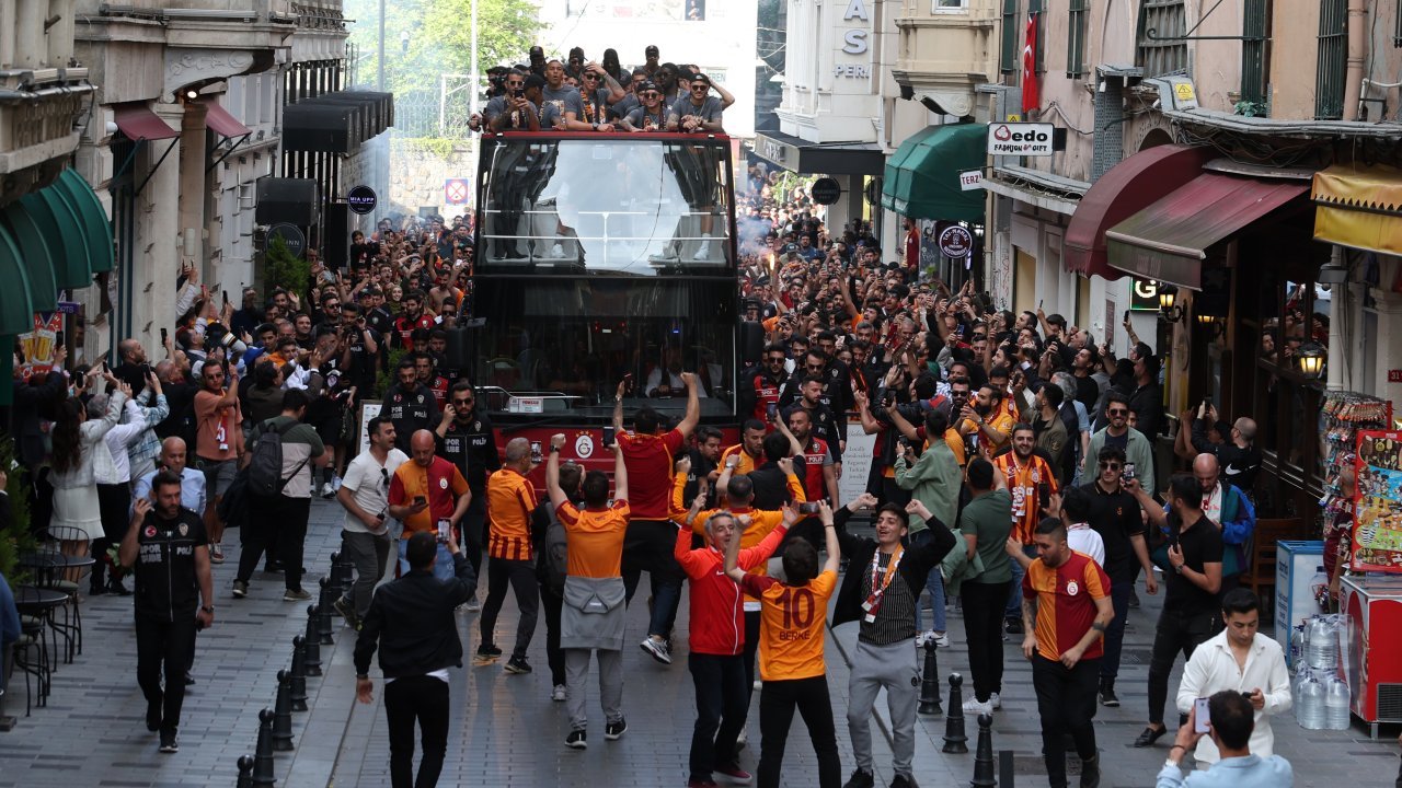 Galatasaray kupasına kavuşacak: Şampiyonluk kutlaması için yola çıktı