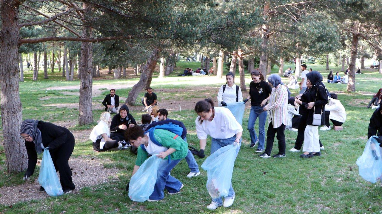 Öğrenciler kampüste 10 römork çöp topladı