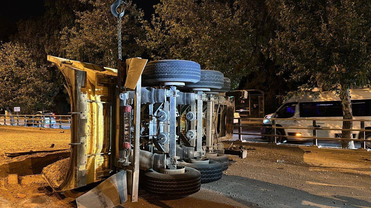 Lastiği patlayan TIR devrildi, yol ulaşıma kapandı: 1 yaralı