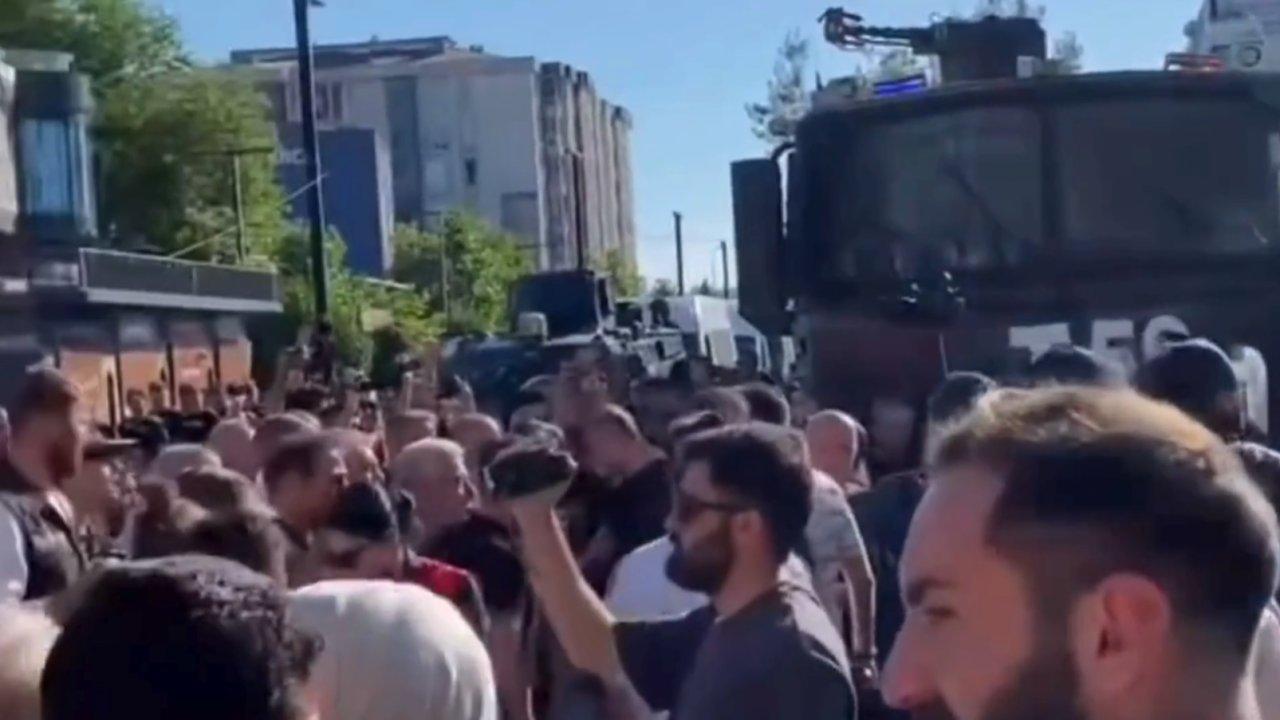 Esenyurt'ta toplanan siyasi partiler Hakkari'deki kayyım atamasını protesto etti