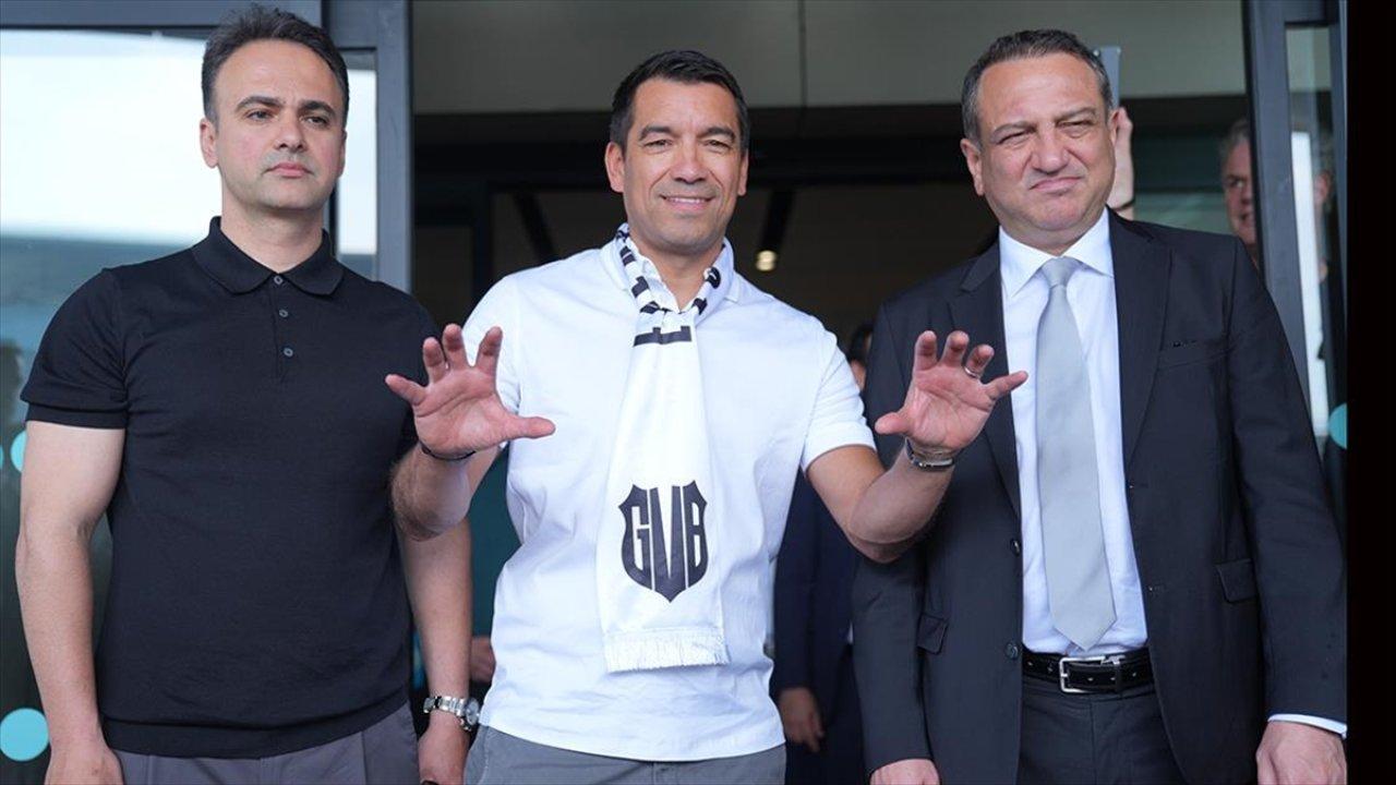 Beşiktaş'ın yeni teknik direktörü Van Bronckhorst İstanbul'da: 'Yeni bir meydan okuma olacak'