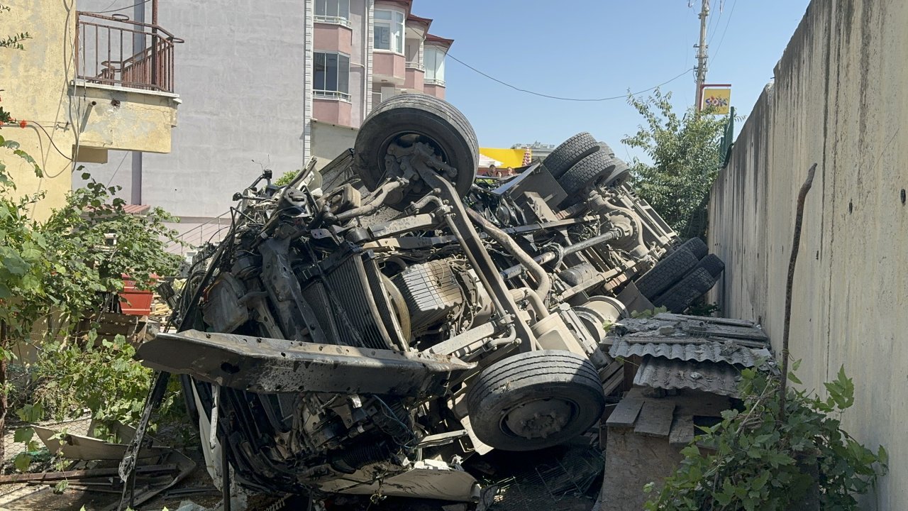 Kamyon, yolcu minibüsüne çarpıp, evin bahçesine devrildi: Yaralılar var