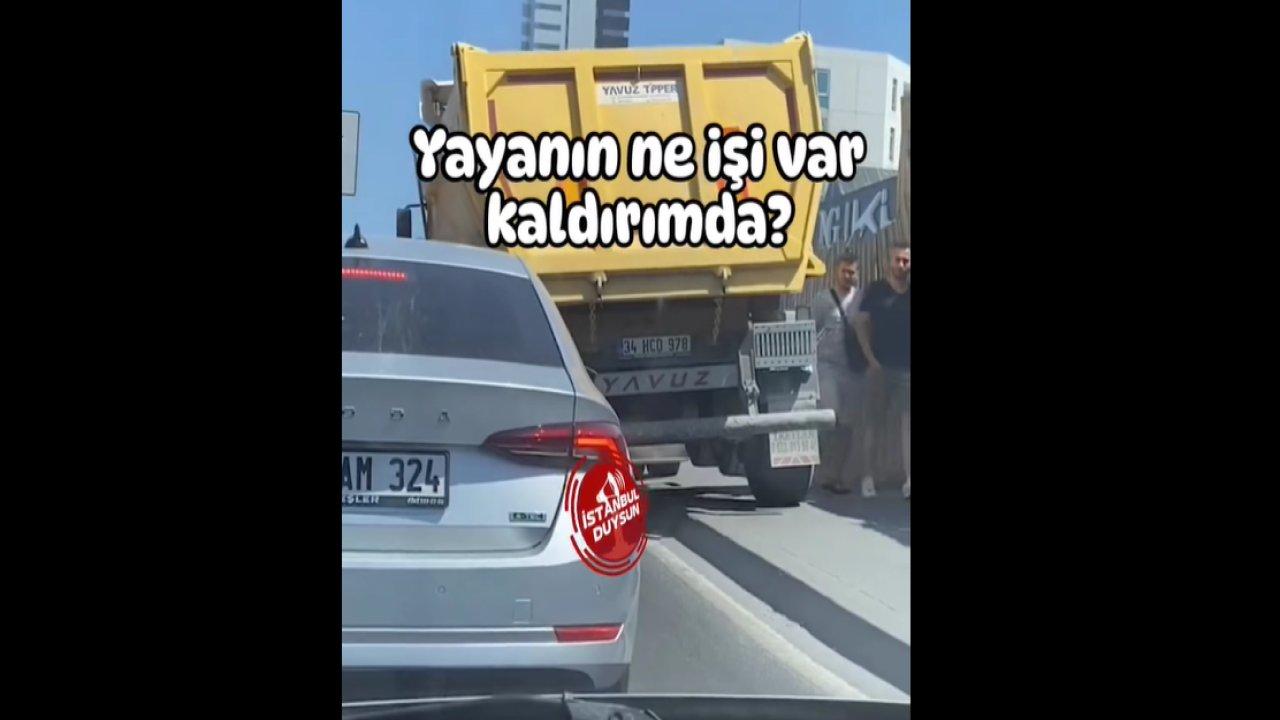 Hafriyat kamyonu, yayaların şaşkın bakışları arasında kaldırımdan gitti!