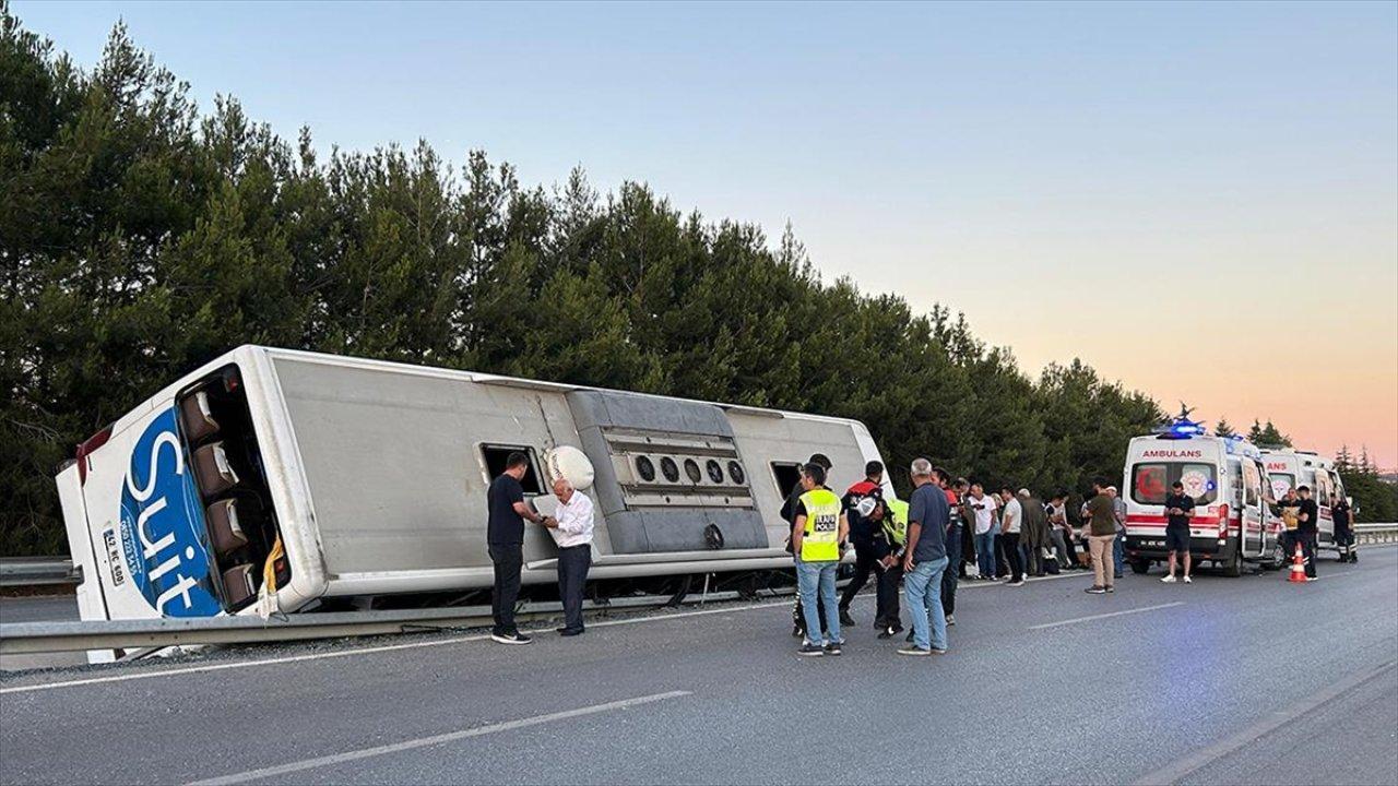 Uşak'ta feci kaza! Yolcu otobüsünün devrildi:11 kişi yaralandı