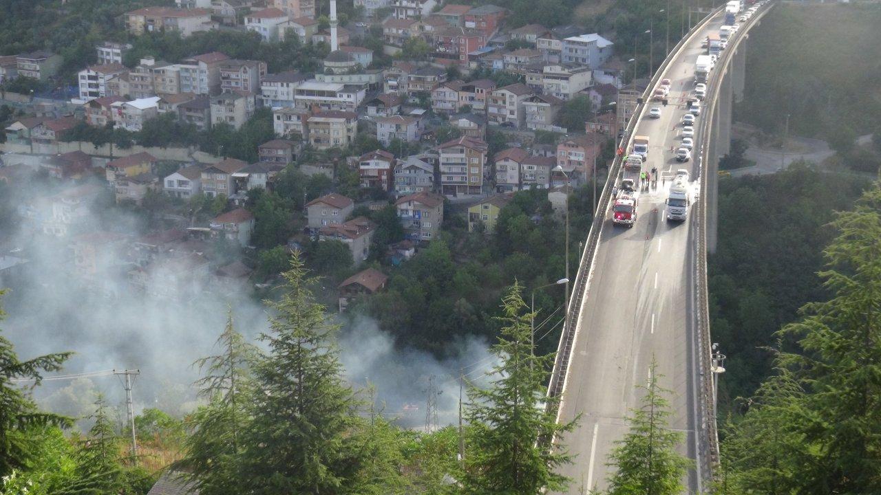 TEM'de çıkan yangın ağaçlara sıçradı; 7 kilometrelik araç kuyruğu oluştu