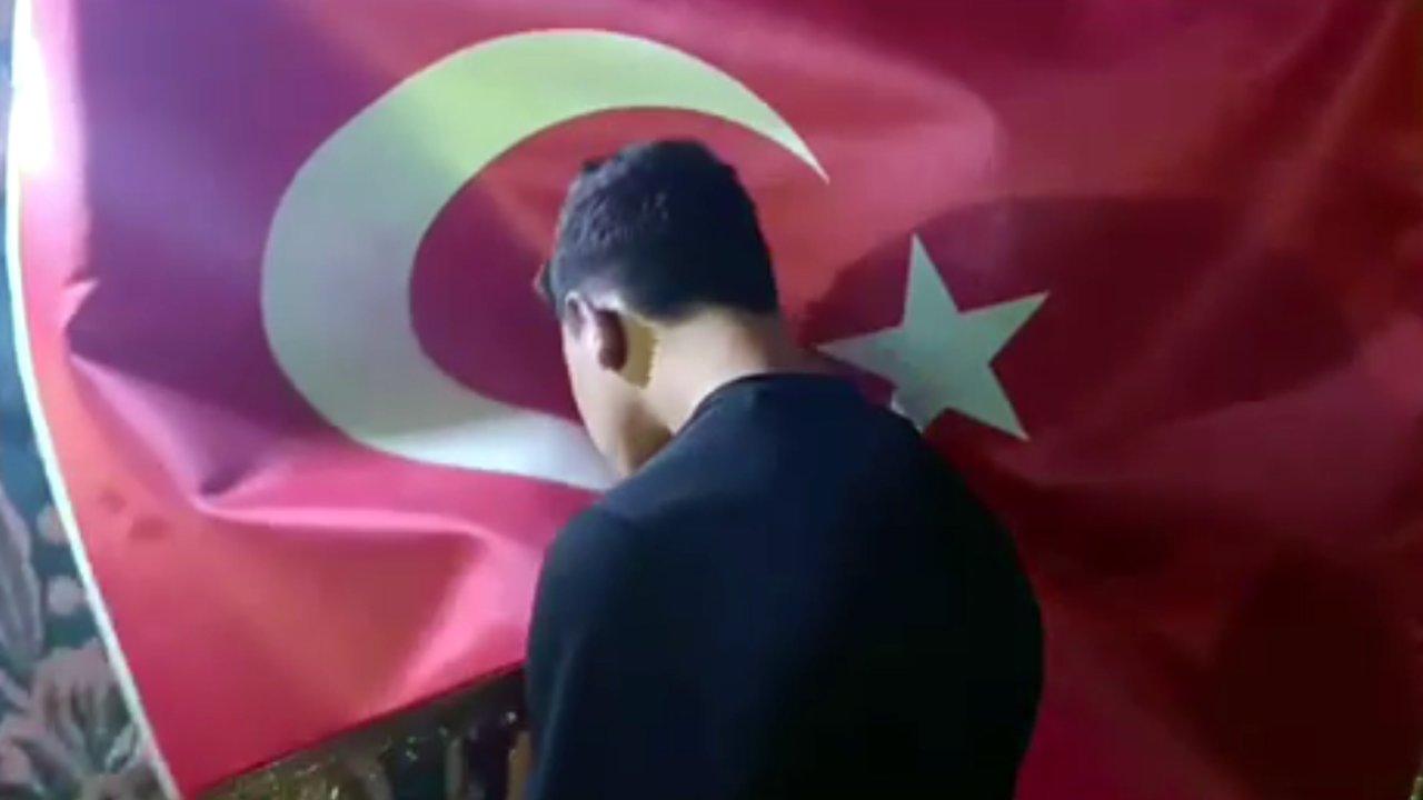 Türk bayrağına saldıran şüpheli, bayrağı öpüp özür diledi