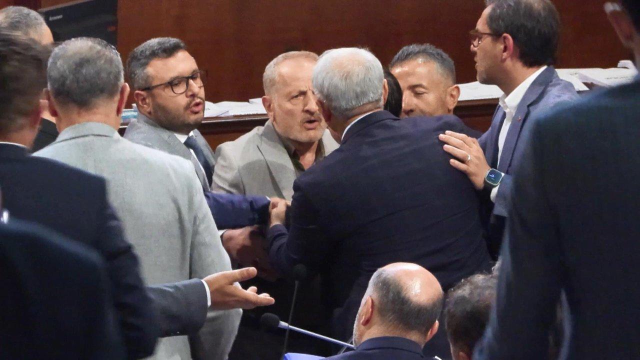 İBB Meclisi'nde AK Parti ve CHP grupları arasında tartışma!