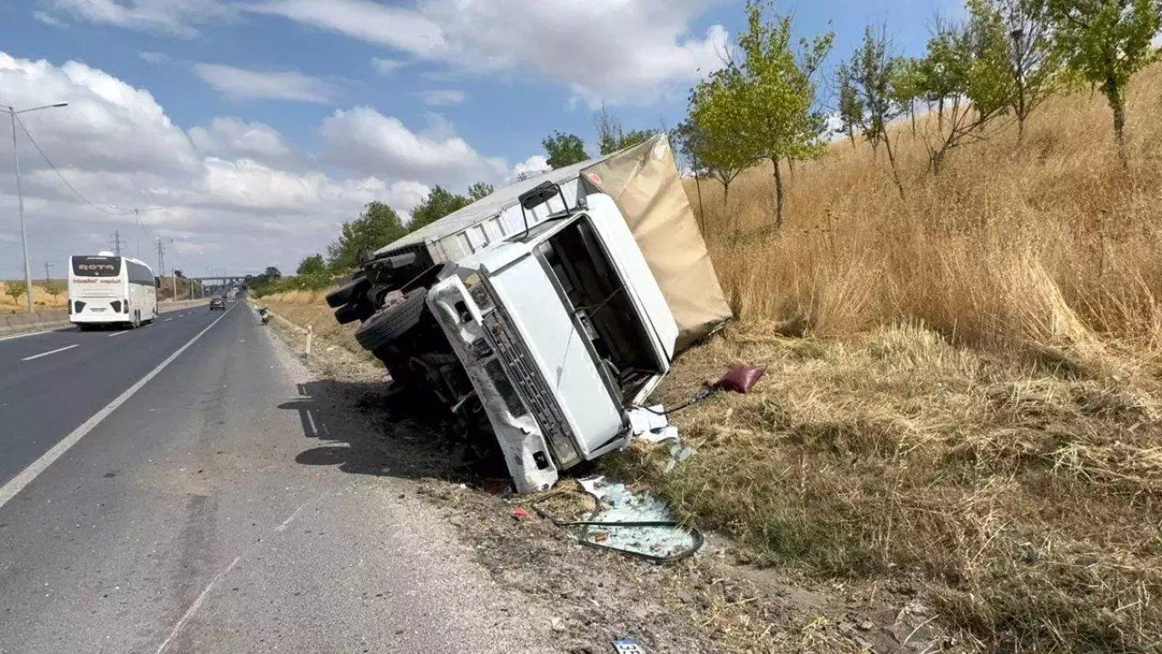 Kamyonet yan yattı; sürücü yara almadan kurtuldu