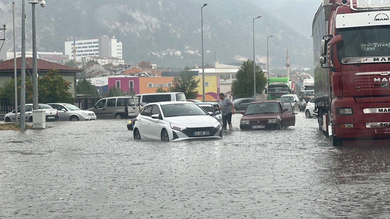 Kütahya’da sağanak: Cadde ve sokaklar göle döndü