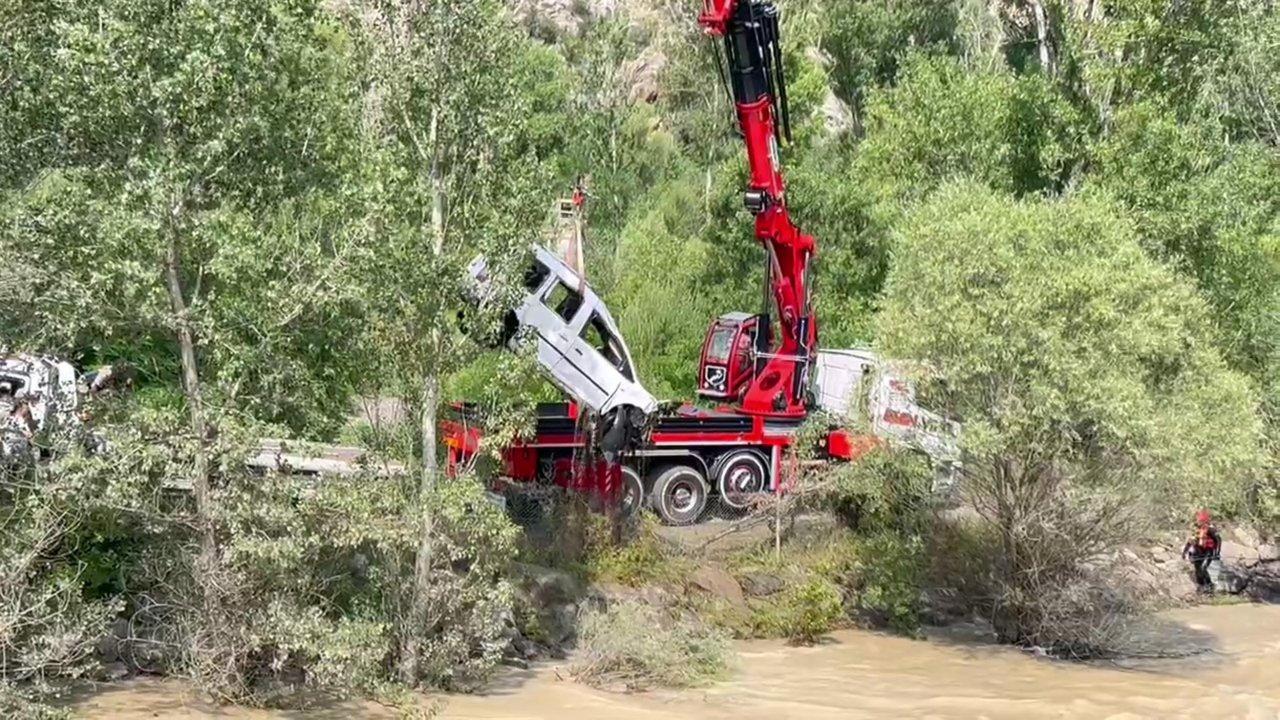 Tortum Çayı'na sürüklenen araçtaki bebek için 50 kişilik ekiple aramalar sürüyor