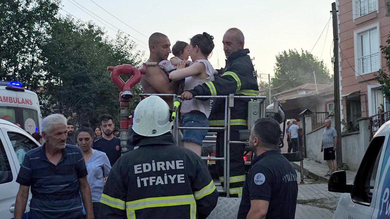 Edirne'de yangın! Binada mahsur kalan 1'i bebek 4 kişiyi itfaiye kurtardı