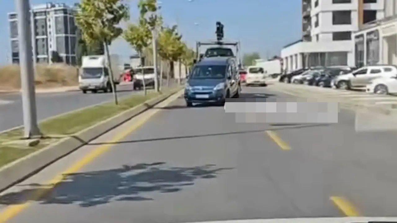 Aynı anda iki aracı birden çekmeye çalışan çekicinin trafiği tehlikeye soktuğu anlar pes dedirtti!