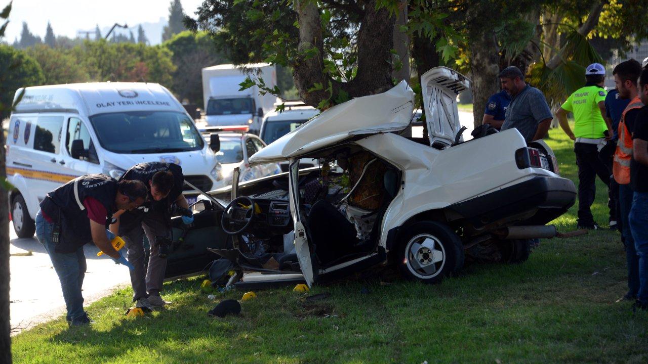 Ağaca çarpan otomobil ikiye bölündü: 1 ölü, 1 yaralı