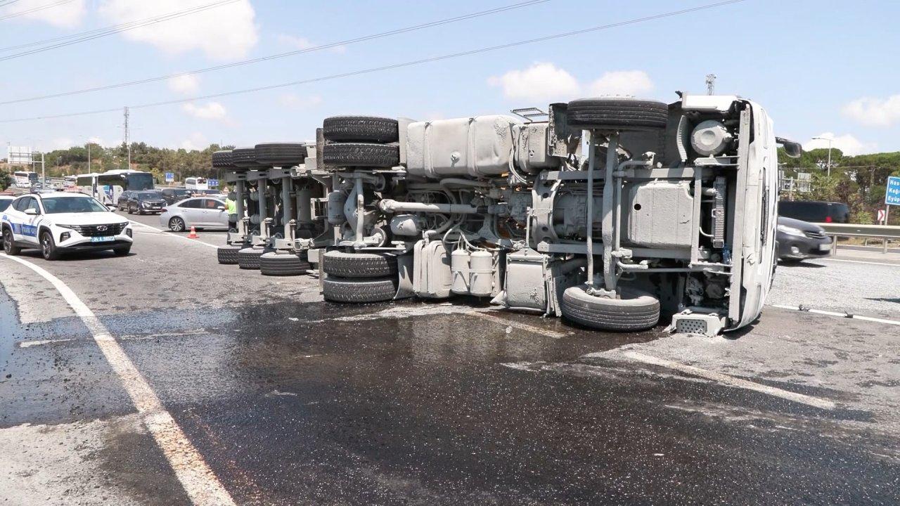 İstanbul'da hafriyat kamyonu devrildi: Tonlarca mıcır yola saçıldı, yoğun trafik oluştu