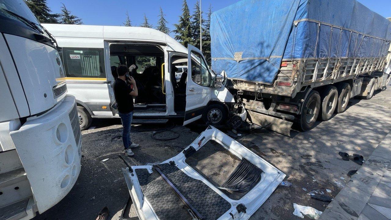 Gaziantep'te işçi servisleri kafa kafaya çarpıştı: Çok sayıda yaralı var