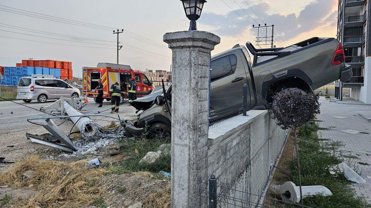 Kamyonet beton direğe çarptı, bahçe duvarında asılı kaldı