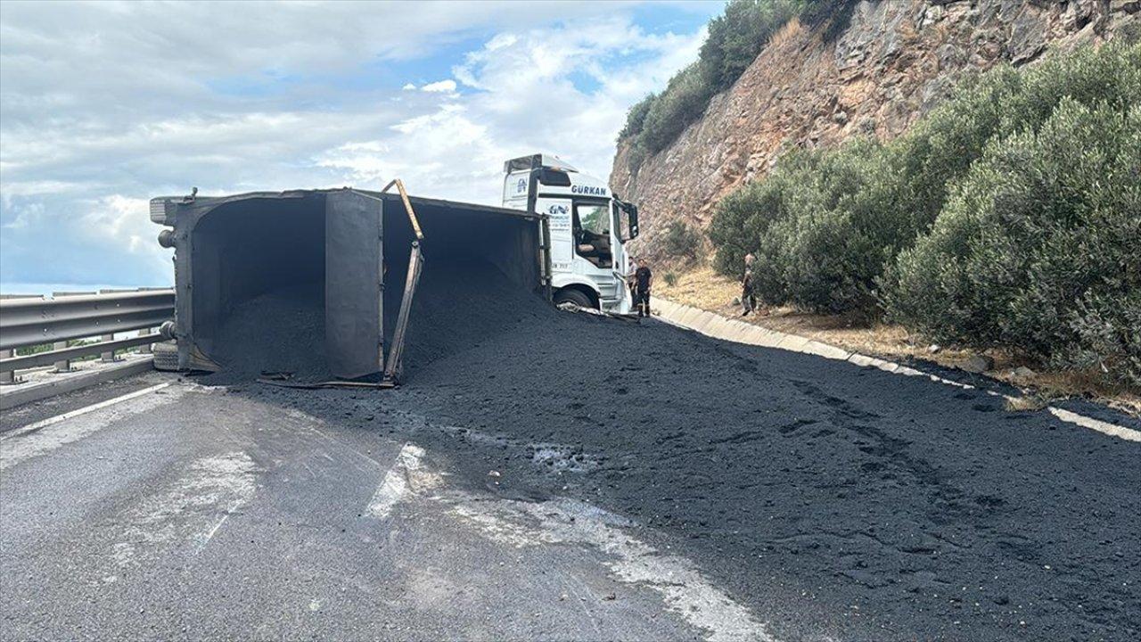 D-100 kara yolunda TIR devrildi! İstanbul yolu kapandı