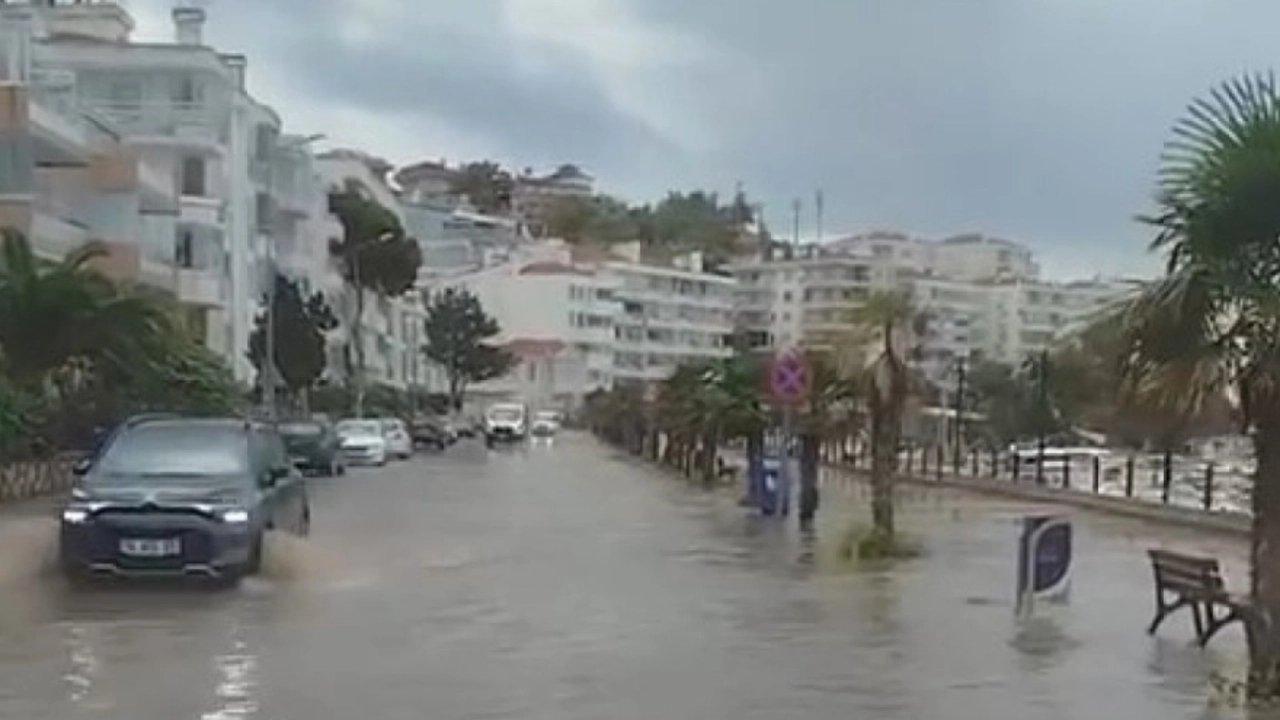 Mudanya'yı sağanak vurdu, sahil yolu göle döndü!