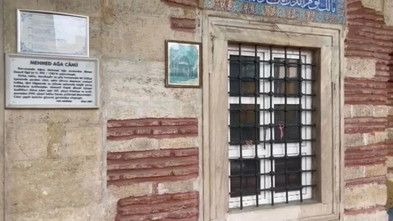 Plastik pencere takılan Mehmed Ağa Camii aslına çevrilecek