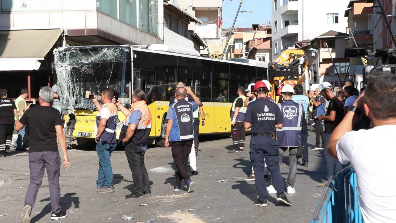 Pendik’te 4 katlı binaya çarpan İETT otobüsü çekildi