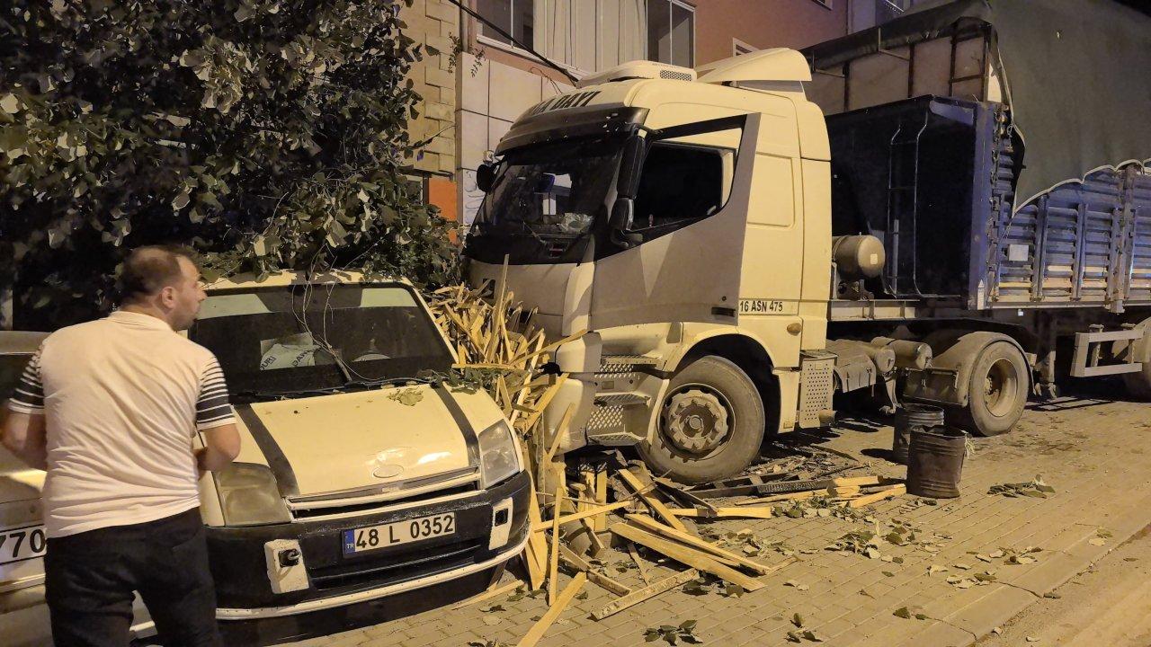 Freni boşalan TIR, park halindeki 3 araca çarparak durabildi