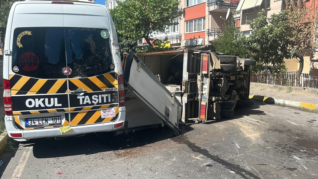 Maltepe'de kamyonetle hafif ticari çarpıştı, kazada yol trafiğe kapandı