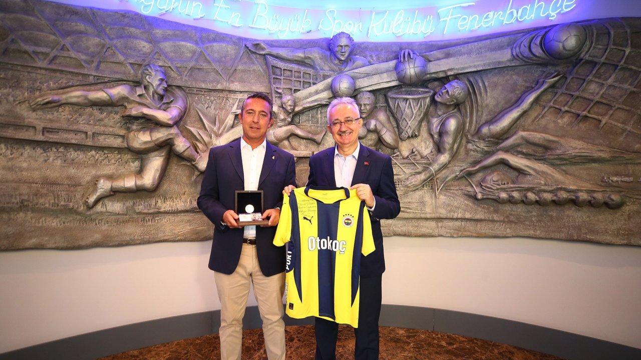 Lefter'in hatıra parası Fenerbahçe Kulübü Başkanı Ali Koç’a hediye edildi