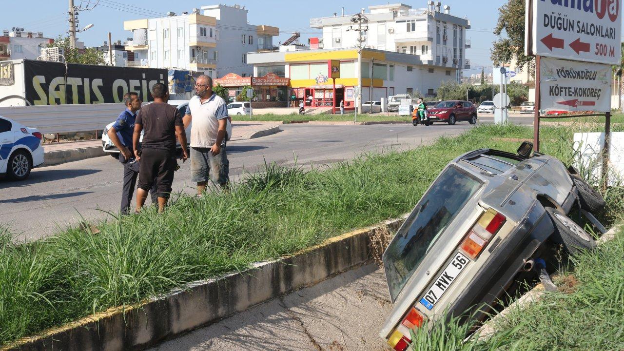 Antalya'da feci kaza: Otomobil kanala uçtu, burunları dahi kanamadan çıktılar