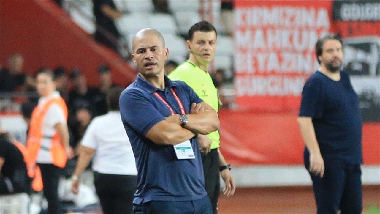 Alex, Antalyaspor'un başında ilk galibiyet sevincini yaşadı