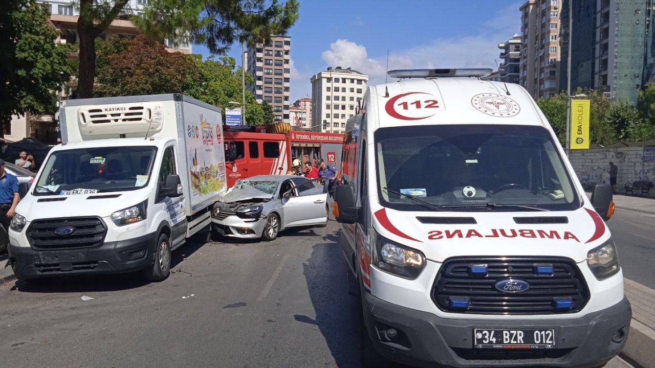 Kadıköy’de park halindeki kamyonete arkadan çarptı: Yol trafiğe kapandı