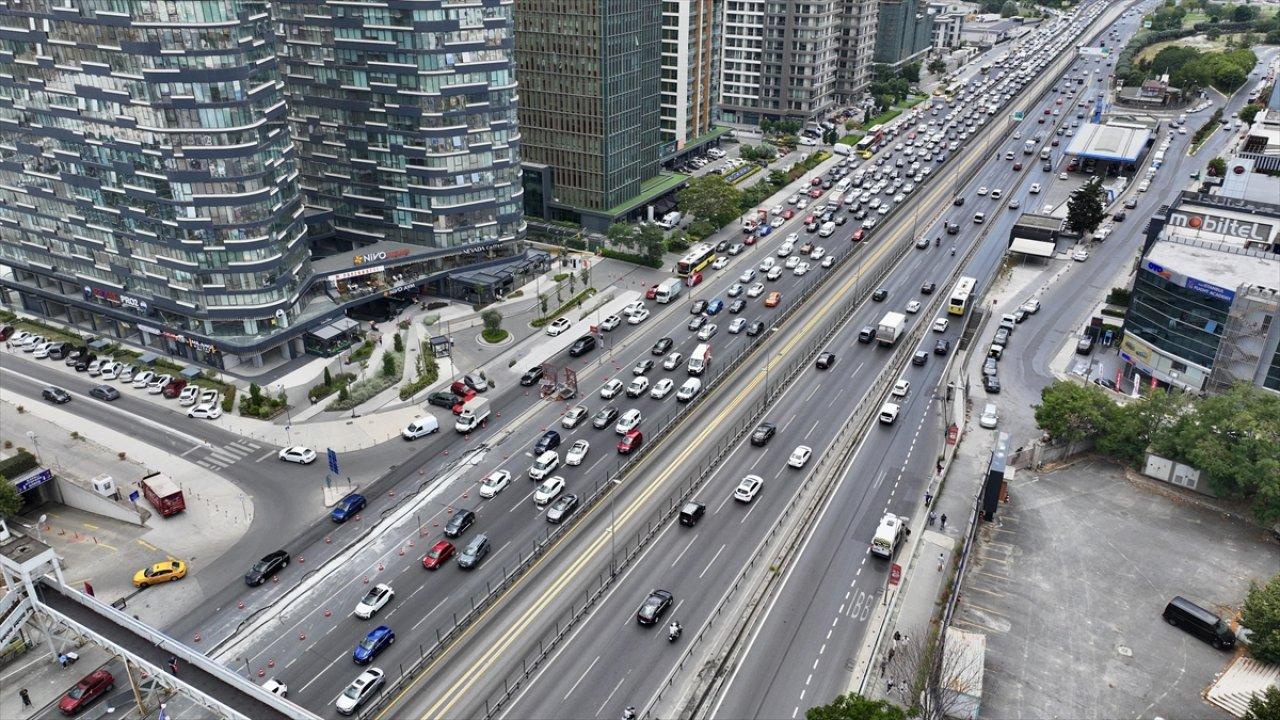 Yenibosna metrobüs durağı D-100 kara yolu trafiğe kapatılacak