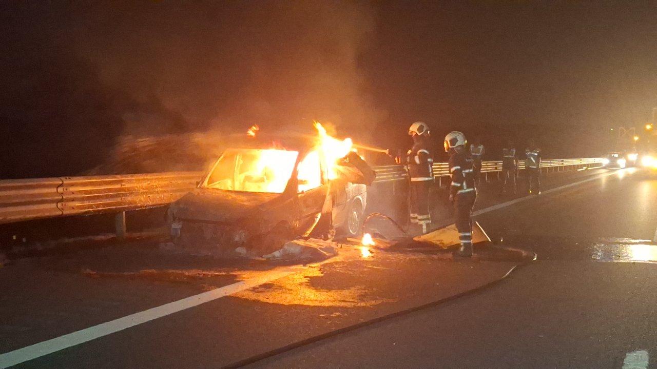 Kuzey Marmara Otoyolu'nda hafif ticari araçta yangın çıktı