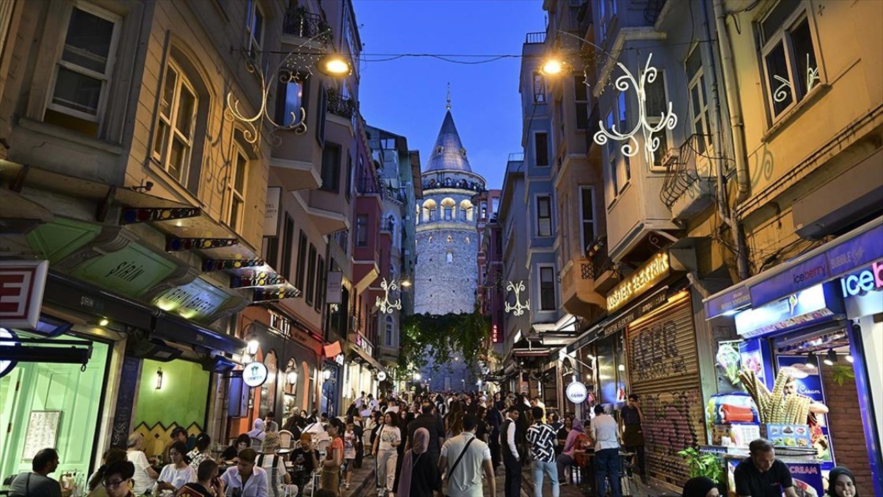 İstanbul'un tarihi simgelerinden Galata Kulesi FPV dronla görüntülendi