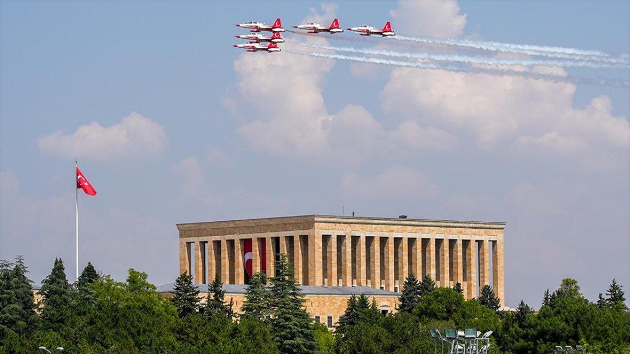 Türk Yıldızları'ndan 30 Ağustos'a özel Anıtkabir saygı uçuşu