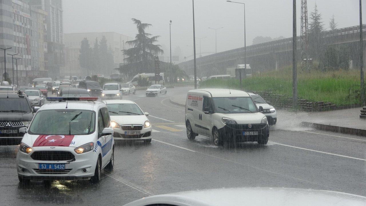 Rize'yi sağanak vurdu: Cadde ve sokaklar su altında kaldı