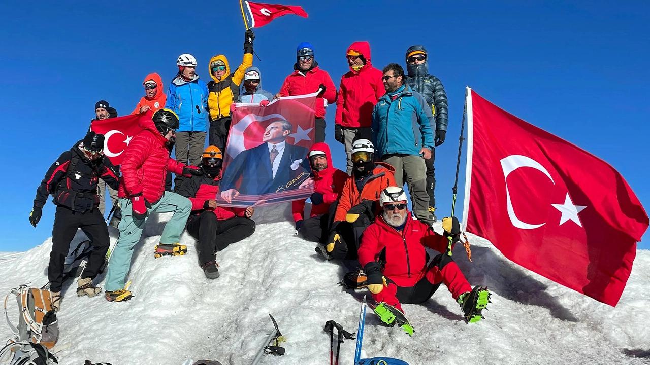 Ağrı Dağı'nın zirvesine tırmanıp, Atatürk posteri ve Türk bayrağı açtılar