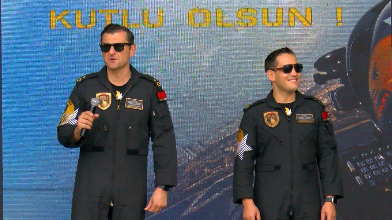 Solotürk ekibi İstanbul'da sevenleriyle buluştu