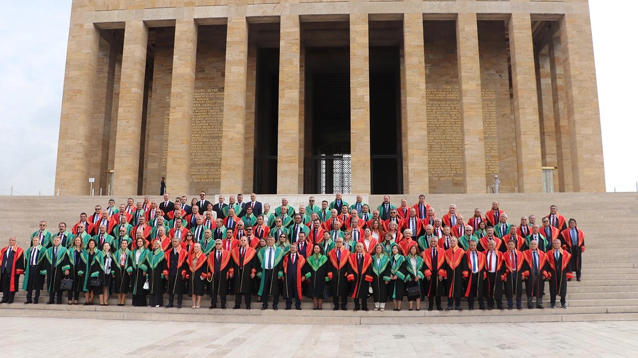 Yargıtay üyeleri, adli yıl açılışı nedeniyle Anıtkabir'i ziyaret etti