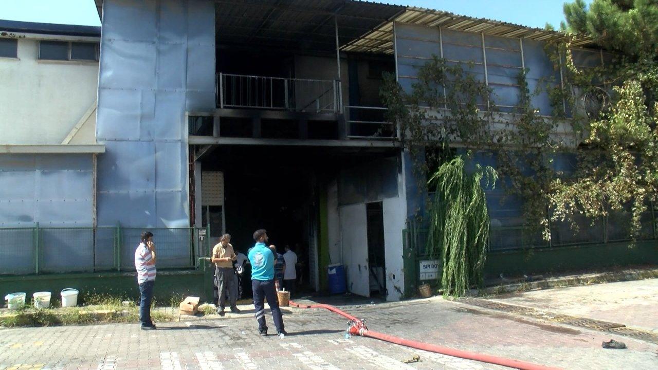 Tuzla'daki boya fabrikasında yangın çıktı: 1 işçi yaralandı