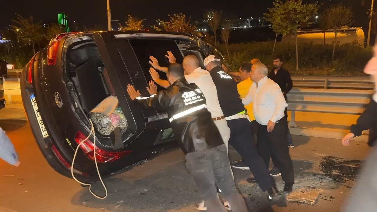 İstanbul'da kaza: Ters dönen otomobil için seferber oldular