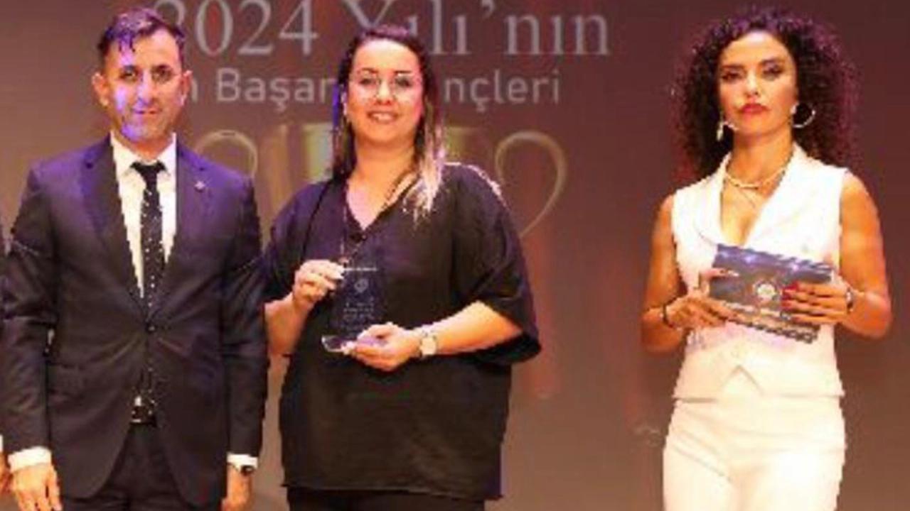 Özge Güleç, '2024 Yılının En Başarılı Eğitimcisi Ödülü'ne layık görüldü