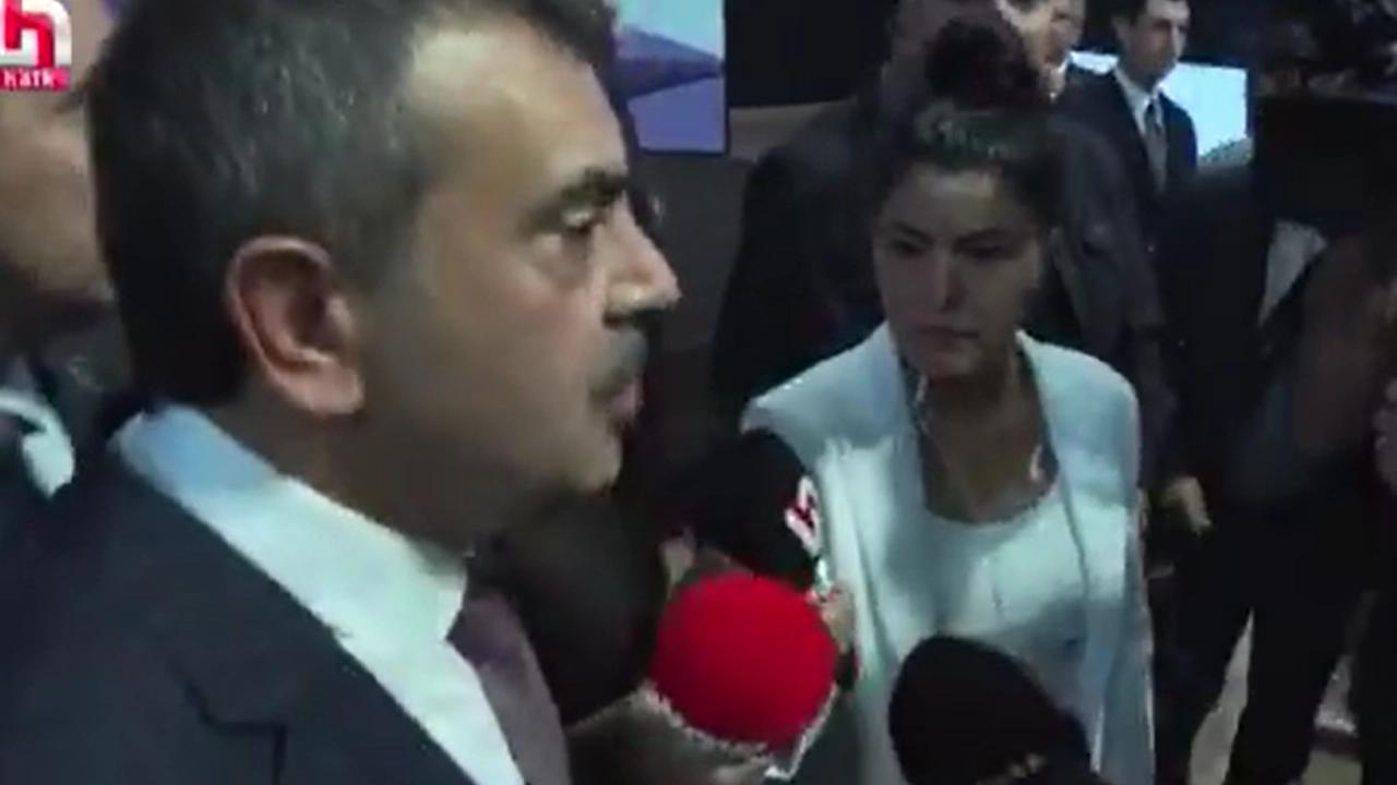 Bakan Tekin, 'okullardaki hijyen' sorusuna sinirlendi, alanı terk edip uzaklaştı