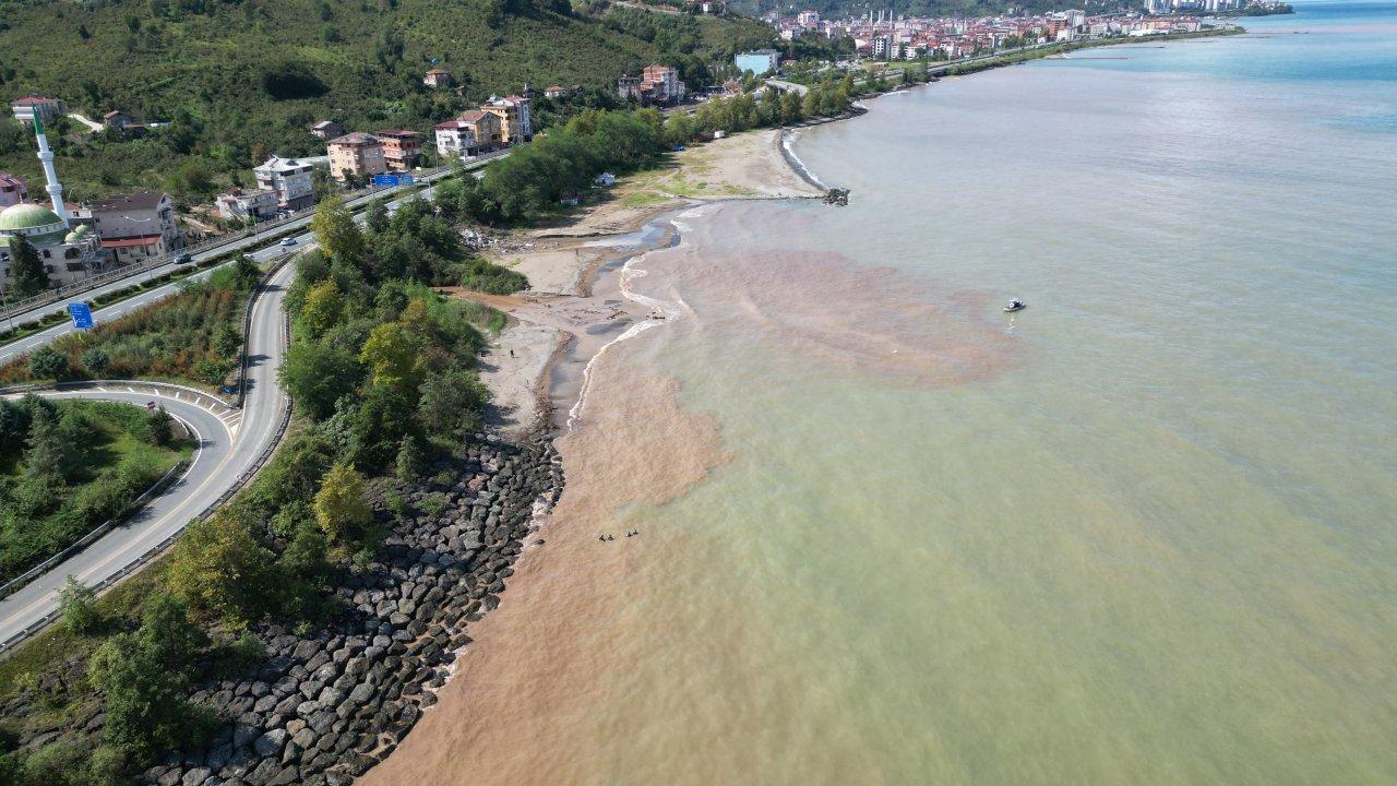 Trabzon’u sel vurdu, Karadeniz renk değiştirdi!